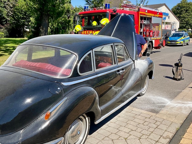 FW Alpen: Fahrzeug- und Dachstuhlbrand in Alpen