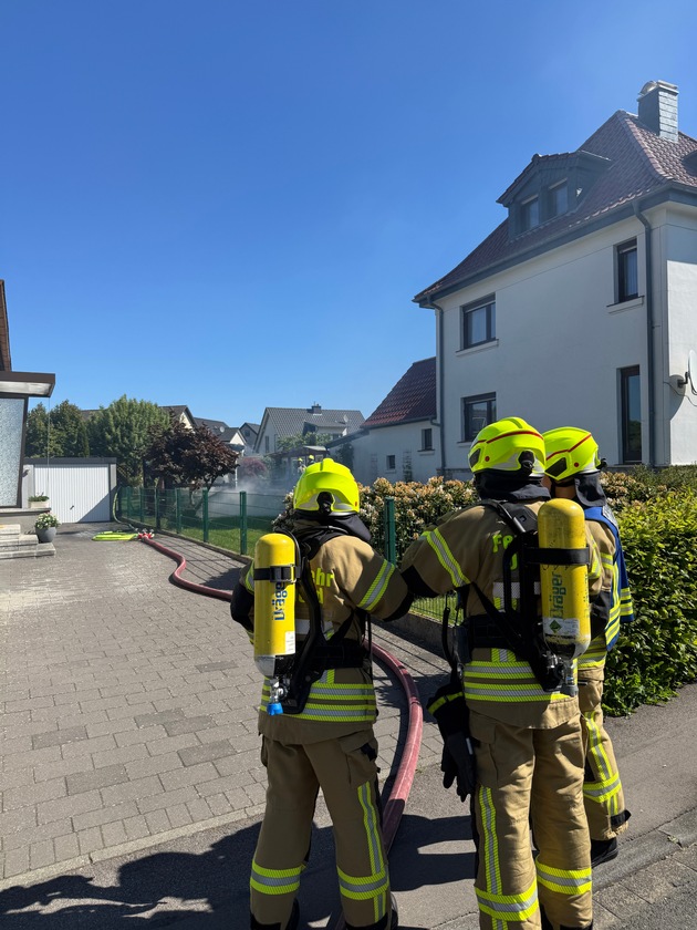 FW-DT: Brennende Gartenhütte - nebenstehende Garage vor den Flammen geschützt