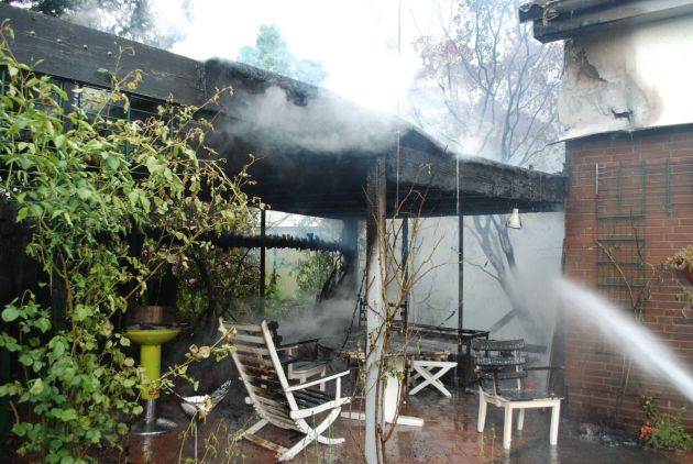 POL-NI: Terrassenüberdachung in Brand geraten - 10.000 Euro Schaden -Bild im Download-