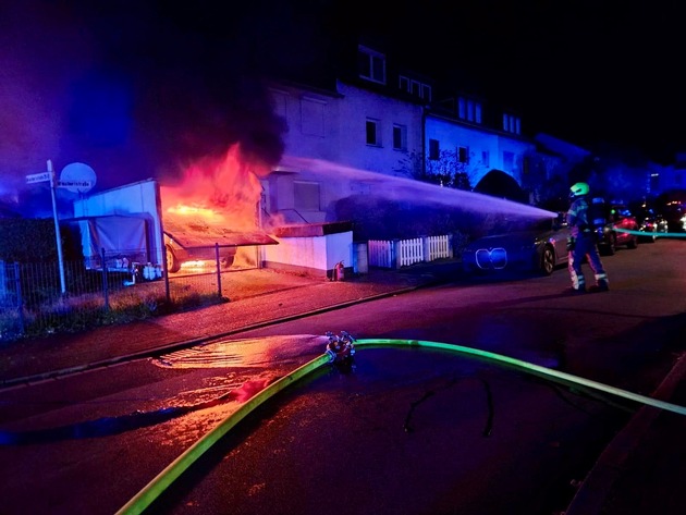 FW Ratingen: Feuerwehr Ratingen löscht Garagenbrand in der Wiechertstraße