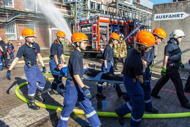 FW-Heiligenhaus: Jugendfeuerwehr Heiligenhaus rückt zur Großübung nach Hilden aus(Meldung 23/2017)