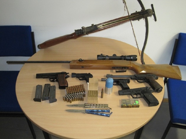 POL-GOE: (943/2009) Durchsuchung mit richterlichem Beschluss - Polizei beschlagnahmt rund ein Kilo Haschisch, Waffen und mehrere tausend Euro Dealgeld