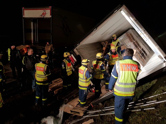 THW-HH MV SH: LKW-Unfall: THW Kaltenkirchen unterstützt Bergungsarbeiten