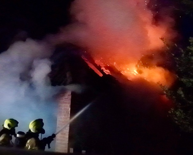 FW-OLL: Brand einer Garage in Huntlosen - Übergreifen auf Mehrfamilienhaus verhindert