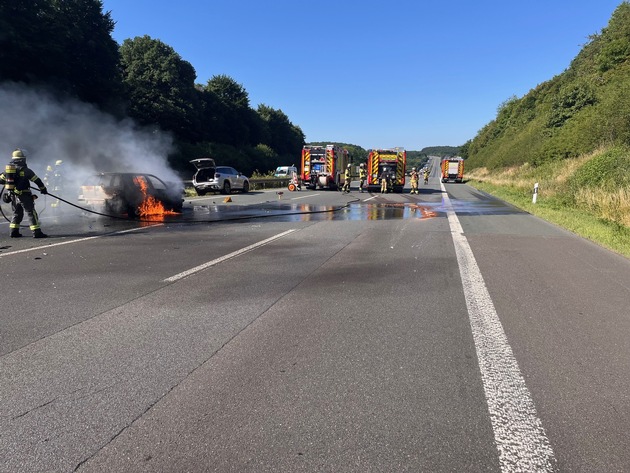 FW-EN: Verkehrsunfall auf der Autobahn - Fahrzeugbrand sorgt für Vollsperrung