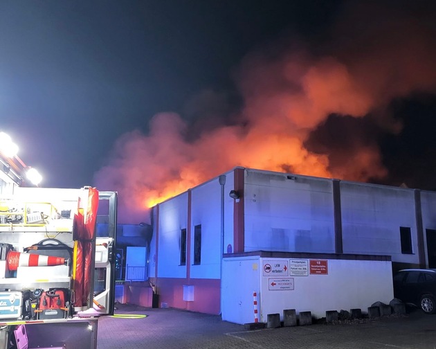 FW-EN: Abschlussmeldung: Brand in Möbellager - Über 100 Einsatzkräfte bei Großbrand vor Ort