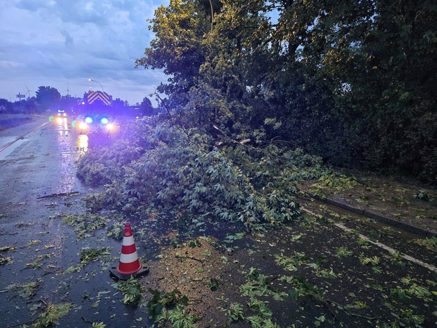 FW Grevenbroich: Erhebliche Sturmschäden in Grevenbroich-Neurath - Feuerwehr nach Gewitter im Dauereinsatz