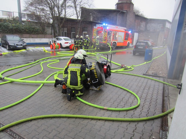 FW-MH: Brand in Lackierkabine
/Zwei verletzte Personen