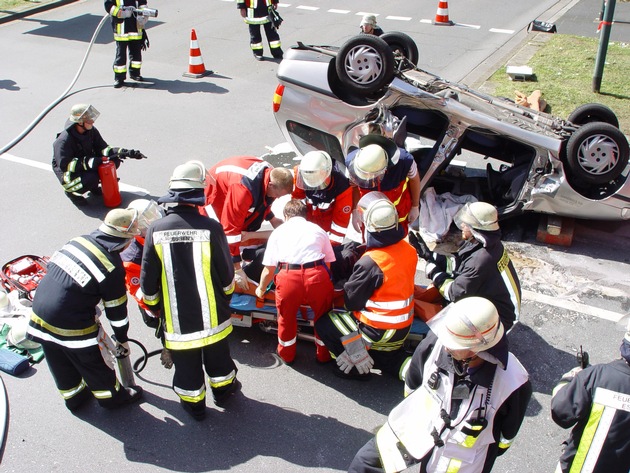 FW-E: Schwerer Verkehrsunfall mit eingeklemmter Person