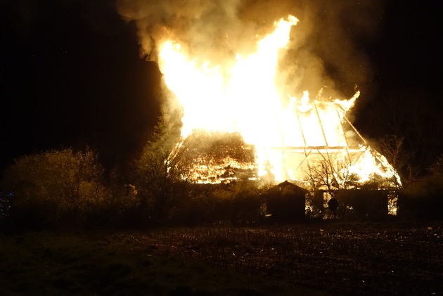FW-HEI: Reetdach brennt in Eddelak - Aufenthaltsort des Anwohners unklar