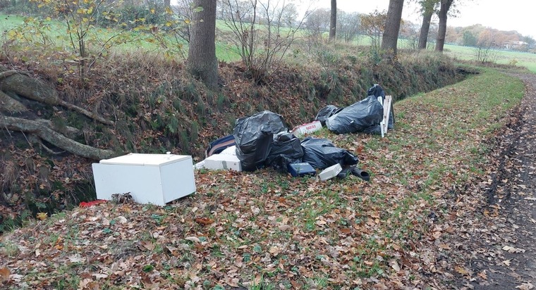 POL-SE: Appen - Unerlaubter Umgang mit Abfall - Unbekannte entsorgen ihren Müll am Feldweg - Polizei sucht Zeugen