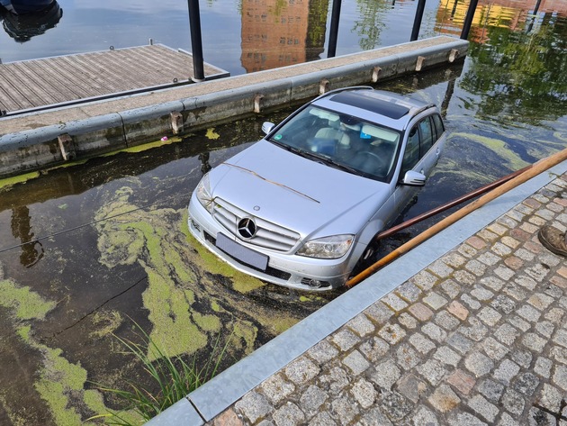 POL-ANK: Auto kullert samt Anhänger mit Boot ins Wasser