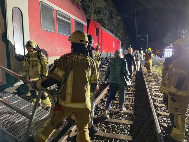 FW Konstanz: Zwei schwere Unfälle fast zeitgleich / Kind unter PKW eingeklemmt - Personenzug rammt PKW auf Bahnübergang
