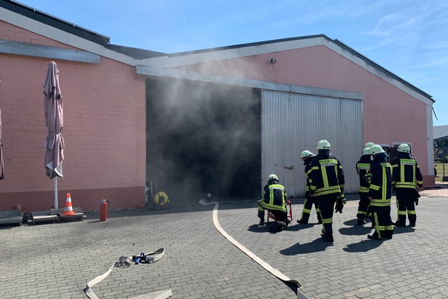 FF Goch: Feuer in Spänebunker, brennender Kippbräter und Verkehrsunfall