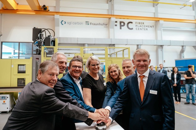 SGL Carbon/Pressemitteilung: Neue Fertigungskonzepte für CFK-Bauteile in Serie - Fiber Placement Center (FPC) am SGL Carbon-Standort in Meitingen offiziell eröffnet