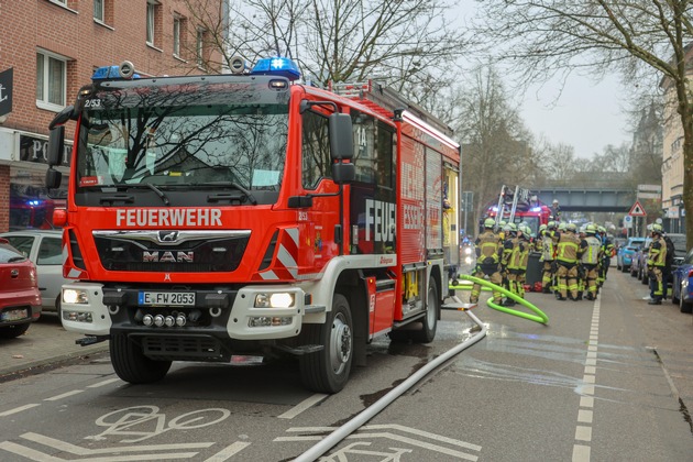 FW-E: Kellerbrand im Essener Nordviertel - Feuerwehr im Einsatz