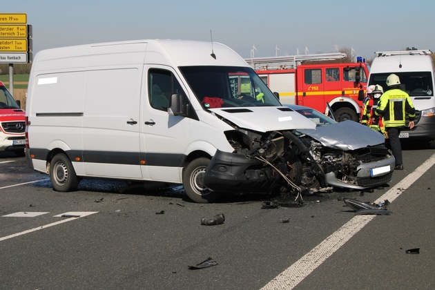 POL-DN: Straßensperrung und hoher Schaden nach Verkehrsunfall mit Verletzten