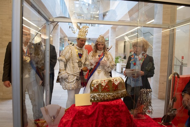 &quot;Frauen im Bonner Karneval 1824 – 2023&quot; – Prinzenpaar besuchte Karnevalsausstellung am Friedensplatz