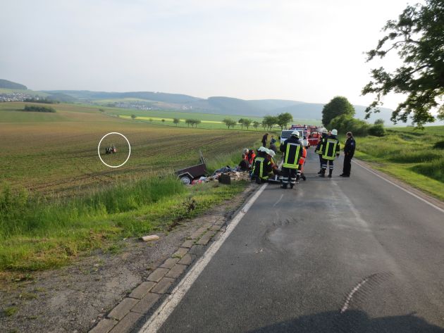 POL-HOL: Kreisstraße 8 zwischen Heyen und Daspe: Zwei Schwerverletzte bei Unfall mit Traktor - Auf abschüssiger Straße zu schnell gerollt  -