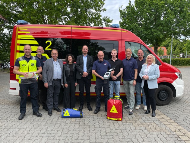 FW Lehrte: Neues AED-Gerät für die Freiwillige Feuerwehr Ahlten - die 2024 gegründete First Responder-Einheit hat sich bewährt