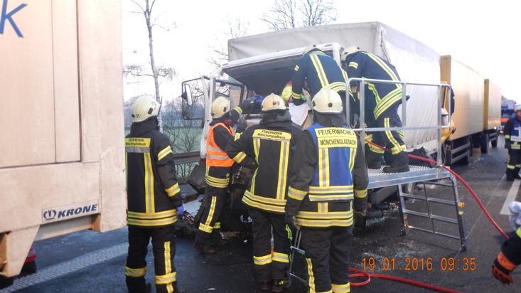 FW-MG: Schwerer Verkehrsunfall mit 3 LKW, zwei Personen eingeklemmt und verletzt