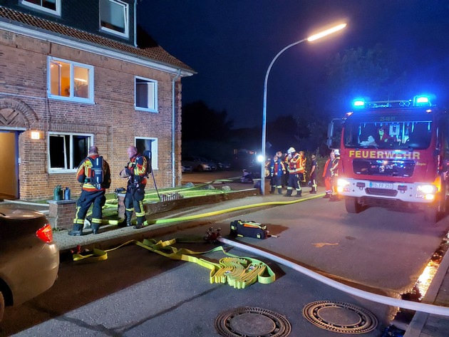 FW-RD: Feuerwehr rettet 3 Katzen nach Zimmerbrand in Schacht-Audorf