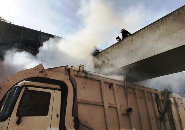 FW-BN: LKW unter Brücke verkeilt - Ladung gerät bei Bergung in Brand