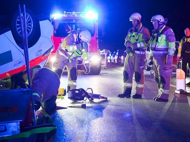 FW-GL: Vier Einsätze beschäftigen Einsatzkräfte der Feuerwehr Bergisch Gladbach am Abend