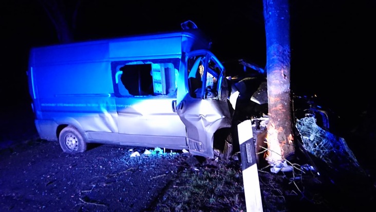 POL-STD: Transporterfahrer prallt frontal gegen Baum - durch Glück unverletzt