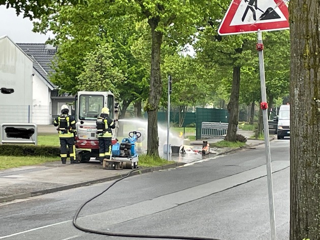 FW Dinslaken: Feuerwehr beseitigt Gefahr durch brennende Gasflasche