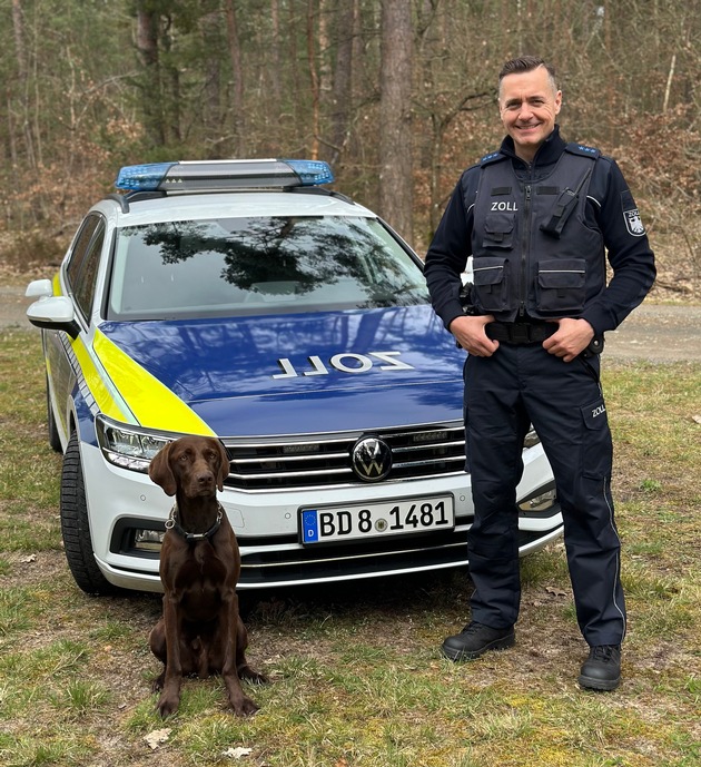 HZA-SW: Frisch ausgebildet und einsatzbereit - Neues Zollhundeteam verstärkt die Kontrollen in Schweinfurt