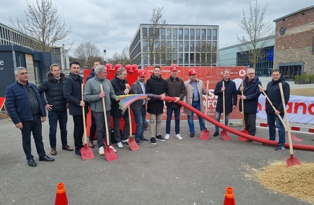 Gigabit-schnelles Internet für bis zu 13.000 Haushalte und Unternehmen: Glasfaser-Ausbau in Gummersbach heute gestartet