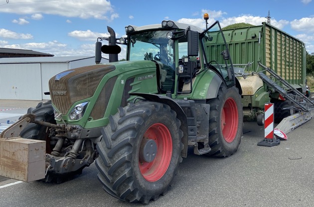 POL-PILAN: Traktor missachtet Durchfahrtsbeschränkung