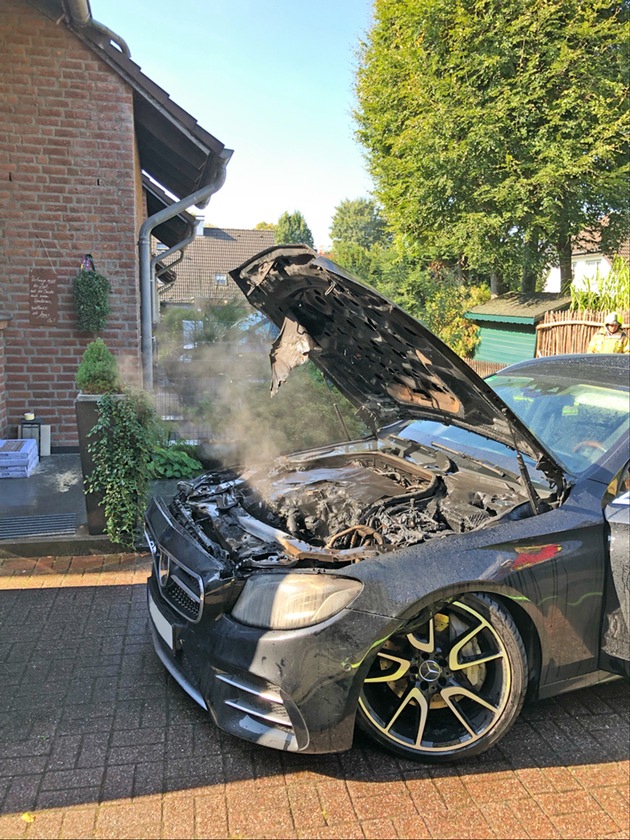POL-ME: Erst vor wenigen MInuten geparkter PKW geriet in Brand - Ratingen - 2210008