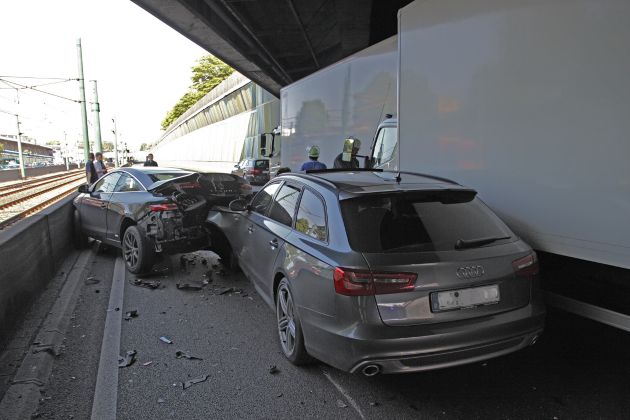 FW-E: Schwerer Verkehrsunfall auf der A40, drei Verletzte, LKW-Fahrer im Führerhaus eingeklemmt