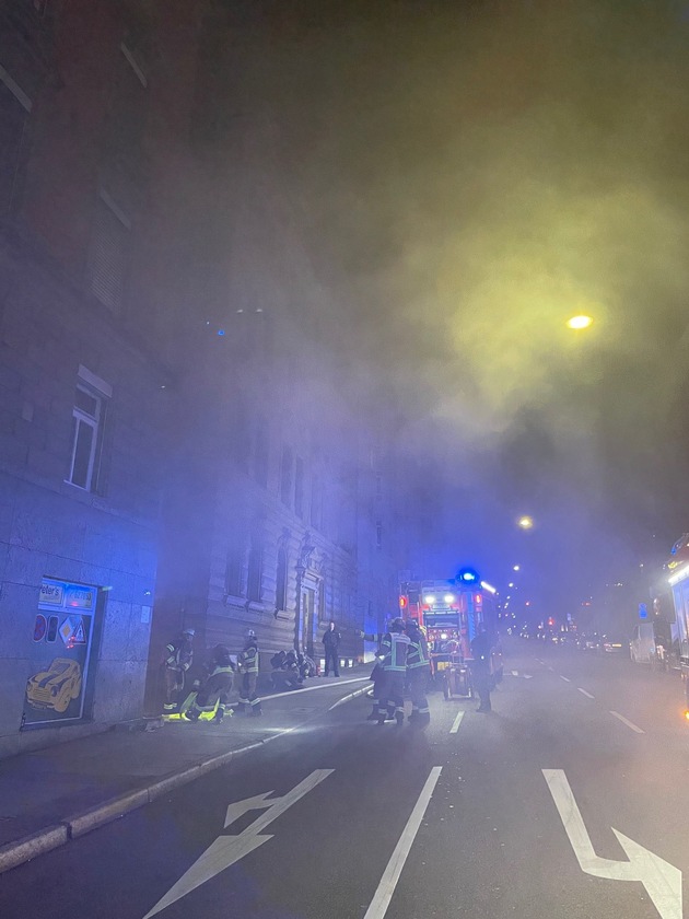 FW Stuttgart: Brand in Müllraum führt zu starker Rauchentwicklung