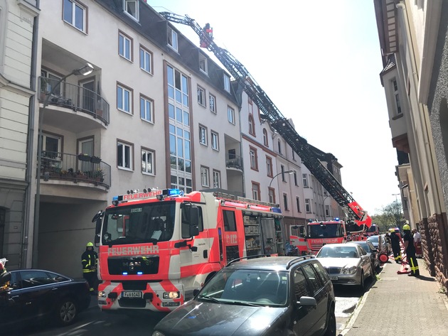 FW-F: Feuer im Dachgeschoss eines Mehrfamilienhauses in Höchst verursacht hohen Sachschaden