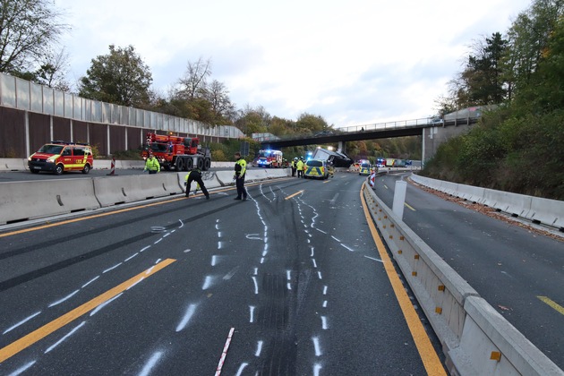 POL-D: Aktueller Ermittlungsstand zum schweren Verkehrsunfall bei Wuppertal auf der A 46 - Polizei veranschaulicht Unfallgeschehen - Fotos hängen an