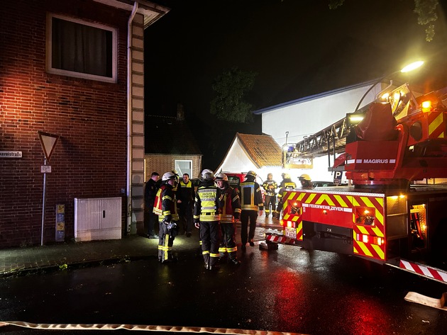 FW-ROW: 3 Verletzte bei Brand in Zevener Mehrfamilienhaus
