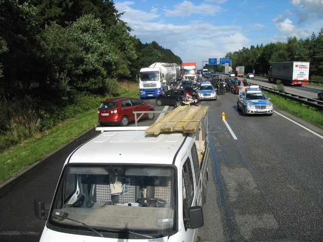 POL-WL: Mehrere Verkehrsunfälle auf der Autobahn 1 im Bereich Buchholzer Dreieck +++ 4 leicht verletzte Personen +++ Sachschaden ca. 43.000 Euro +++ massive Verkehrsbehinderungen auf den Autobahnen A 1 und A 261