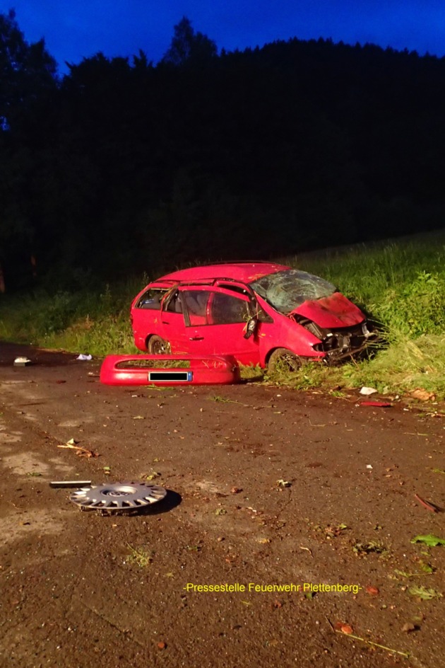 FW-PL: Verkehrsunfall mit vier Verletzten auf der K5 zwischen Plettenberg und Landemert
Autofahrer durchbrachen Absperrung der Feuerwehr