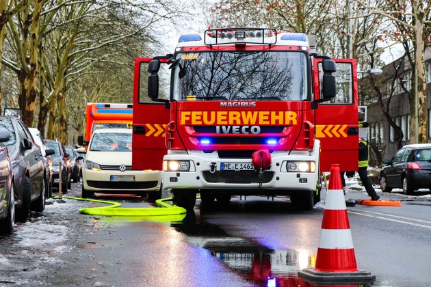 FW-Erkrath: Aus Rettungsdiensteinsatz wird Brandeinsatz - Schneehaufen erschwert Feuerwehranfahrt