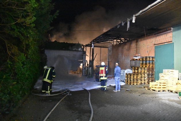 POL-STD: Lagerhalle in Harsefeld bei Feuer vollständig zerstört, Einbrecher in Stade und Himmelpforten