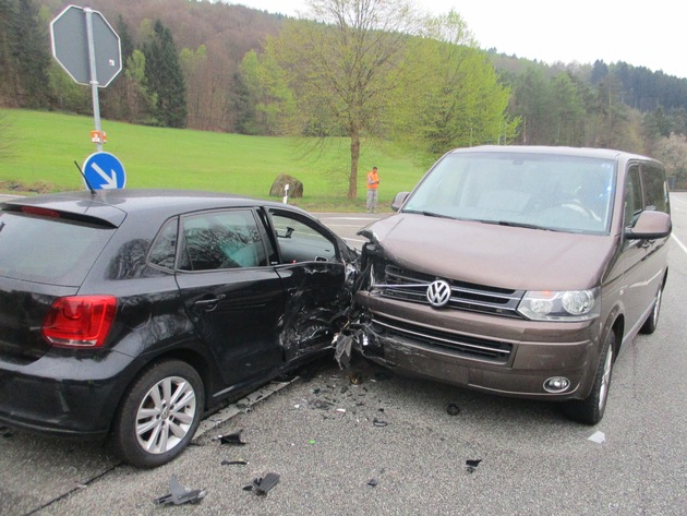 POL-PDPS: Steinalben - Geiselberger Kreuzung - Unfall mit 2 leicht verletzten Personen