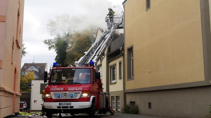 FW Celle: Wohnungsbrand mit Durchbrand in den Dachstuhl