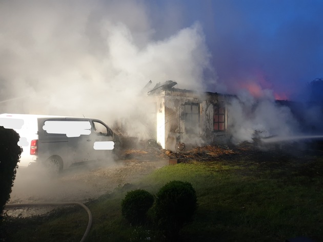 FW-RD: Großbrand in Schülp bei Nortorf (Kreis Rendsburg-Eckernförde) Reetdachgebäude brennt nieder