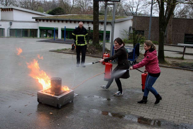 FW-EN: Brandschutzsichere Schule - Feuerwehr bildet Lehrerinnen und Lehrer in Belangen des Brandschutzes aus!
