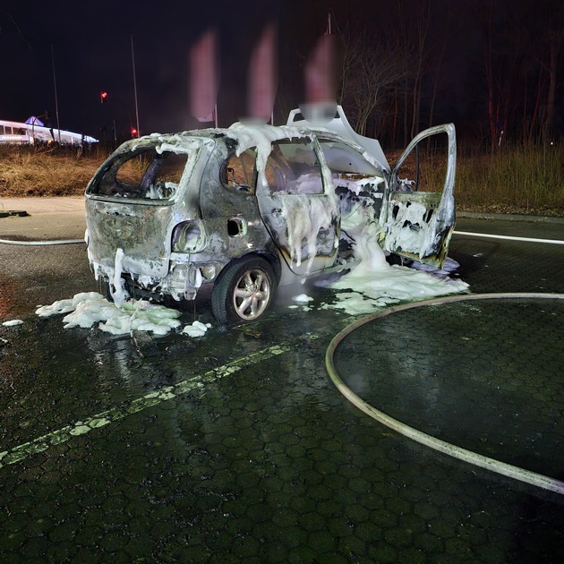 FFW Schiffdorf: Pkw brennt lichterloh in Flammen