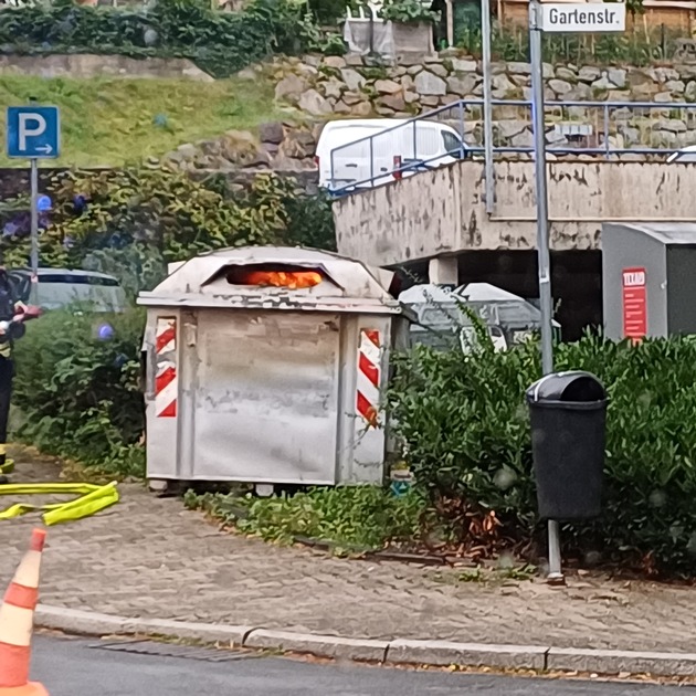 FW-EN: Wetter - Feuerwehr am Abend erneut wegen brennendem Papiercontainer unterwegs