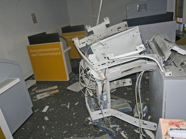 POL-ME: Geldautomat gesprengt - drei Täter im Audi flüchtig ! - Ratingen - 2112107